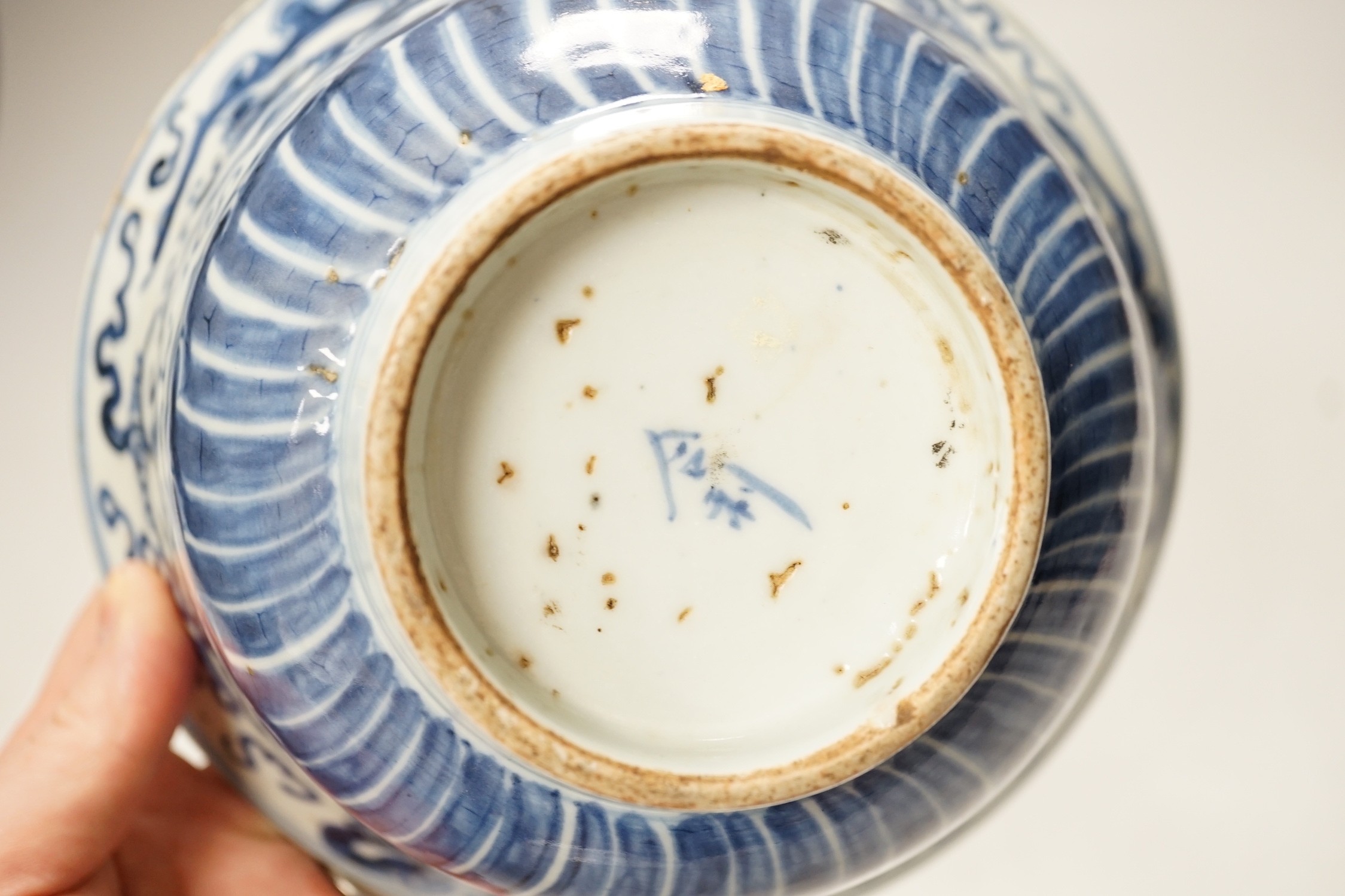 A Chinese Ming dynasty blue and white bowl, 17cm